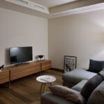 Modern appartement met lichte vinyl vloer