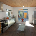 Keuken met houten vloer en gerecycled materiaal