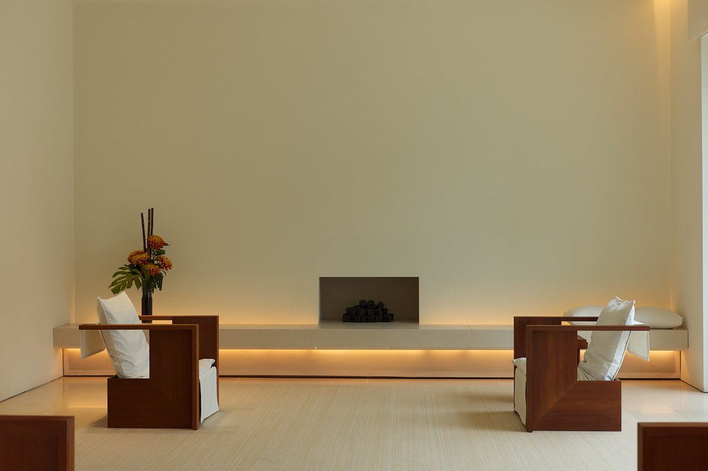 Lounge met sfeerverlichting en houten panelen